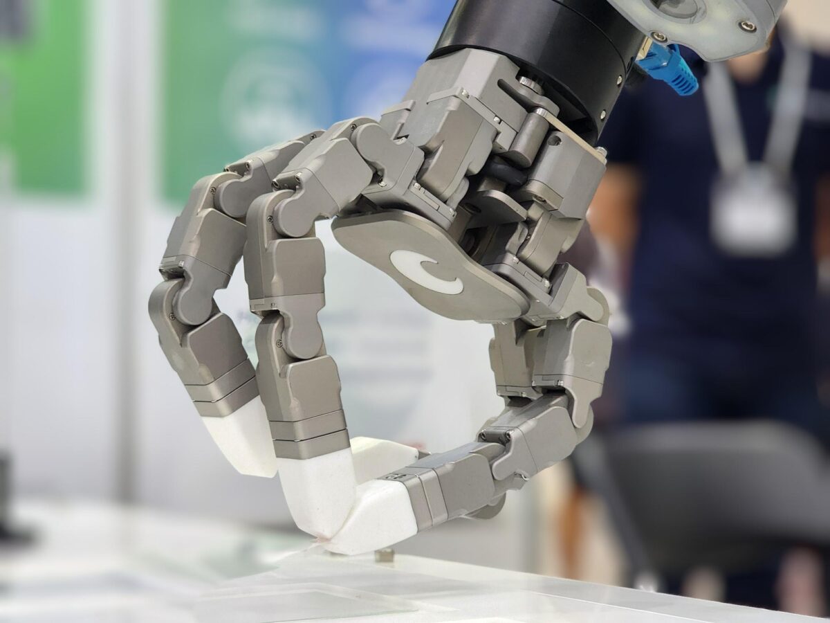 Display Glass Sticker Removal & Lid Opening/Closing with a Robot Gripper